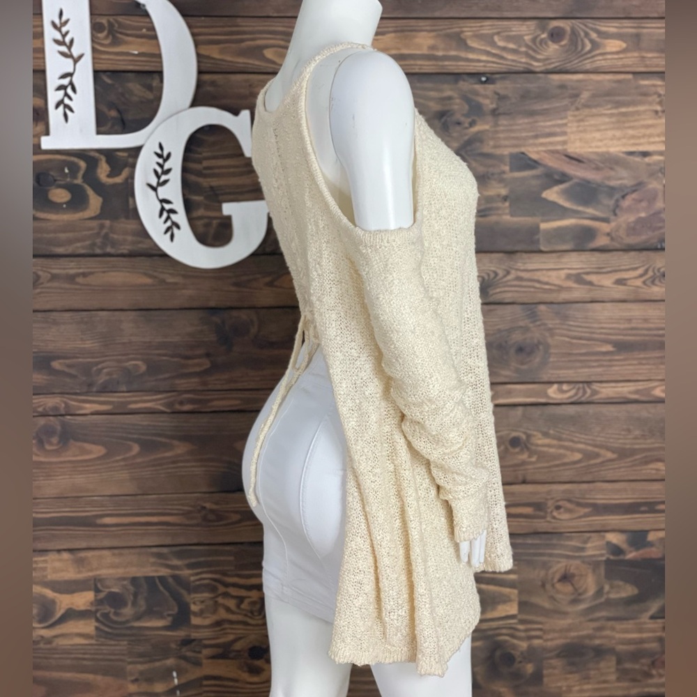 She & Sky | Open Split Lace Up Backside Popcorn‎ Knit Cold Shoulder Sweater - Picture 3 of 11